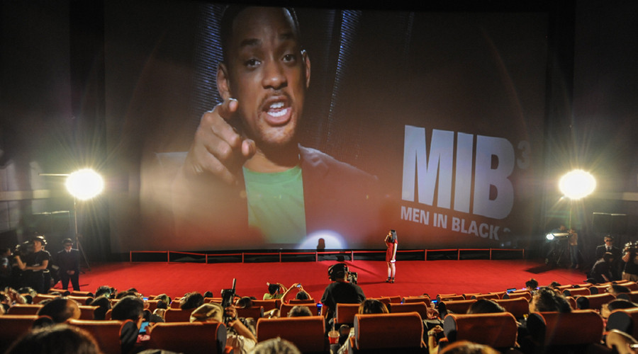 2012年 5月23日晚，好莱坞科幻喜剧电影《黑衣人3》在北京双井UME影城举行首映活动。活动现场连线纽约，与纽约首映礼同步举行，影片主演威尔·史密斯于22:30“跨洋现身”，通过视频连线与中国影迷和